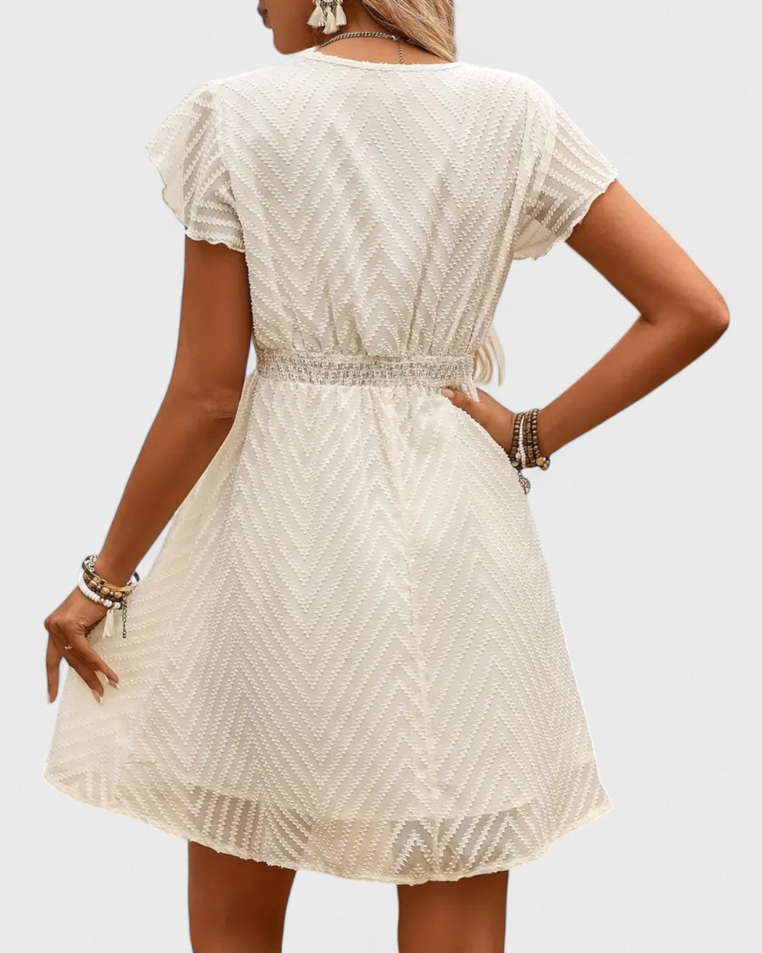 Robe en dentelle à col V et taille rubanée