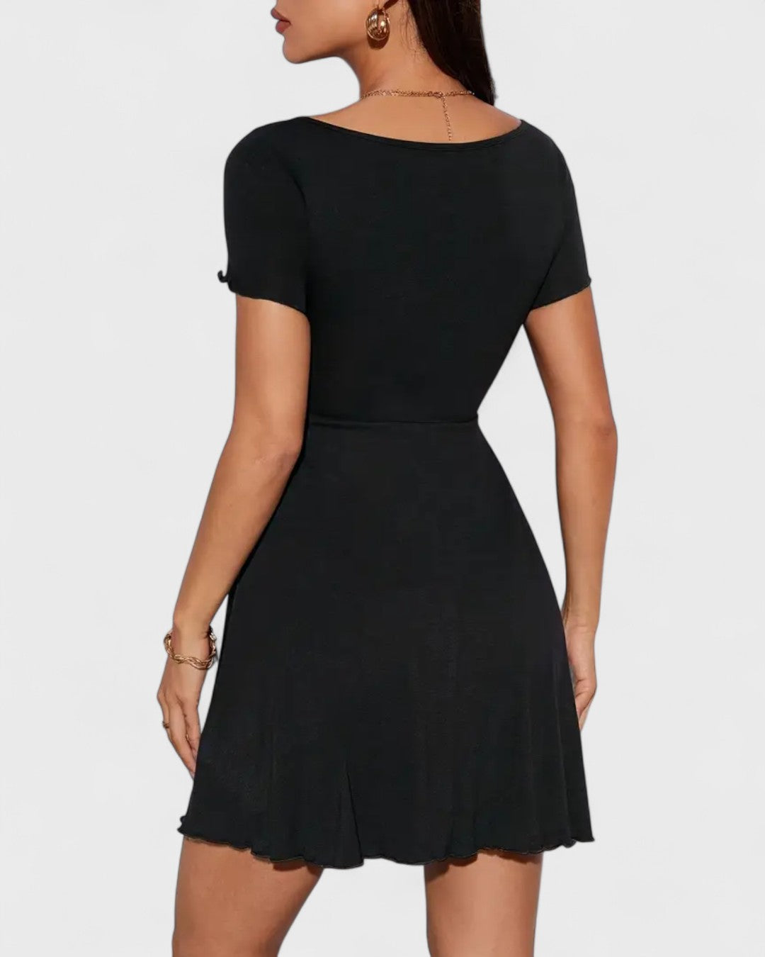 Robe courte froncée à col rond et manches volantées