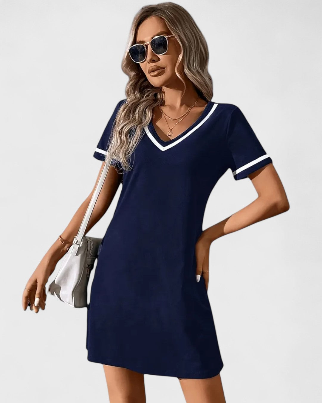 Robe en maille bleu marine à col V contrasté